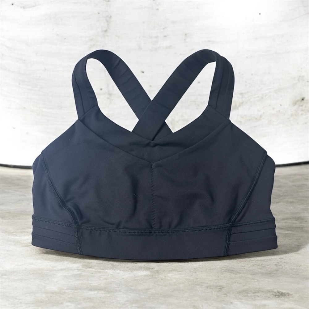 Lululemon Free To Be Serene Bra (High Neck version)  Size 6 Black EEUC